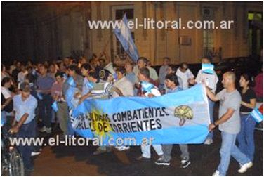 Los ex combatientes junto al subsecretario de Derechos Humanos, Pablo Vassel, en la conferencia de ayer
