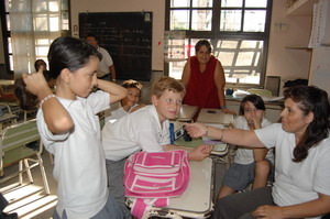 niños escriben cartas