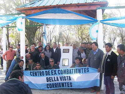 Un grupo de Malvineros nos reunimos para la foto junto al monolito que recuerda al camarada Roberto Verdun.